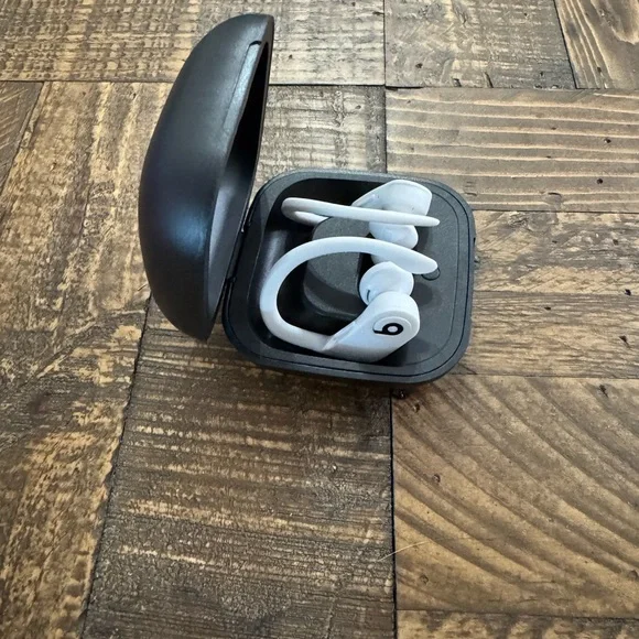 Powerbeats Pro Wireless Earphones - Black - Picture 4 of 6